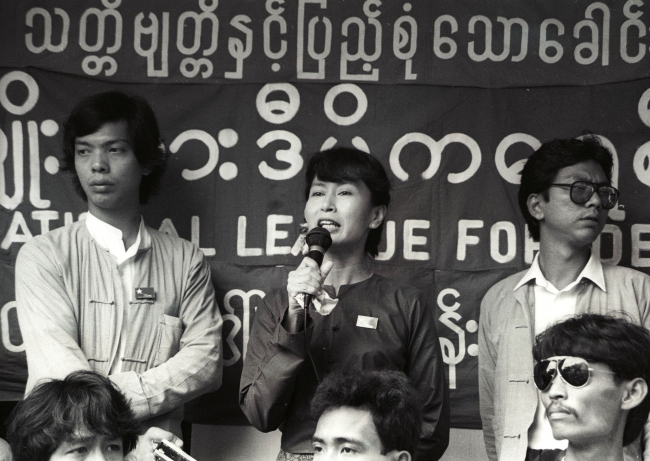 Aung San Suu Kyi (ortada) destekçilerine konuşma yapıyor, Rangoon, 1989. | Fotoğraf: Reuters